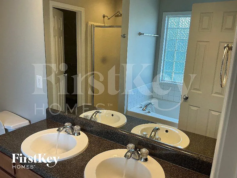1011 Hickory Cir