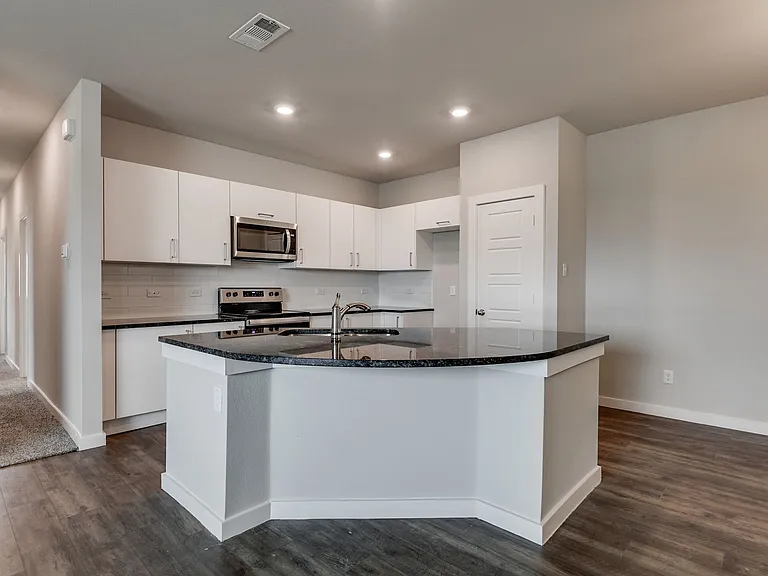 752 Wheatfield Dr — Photo 11