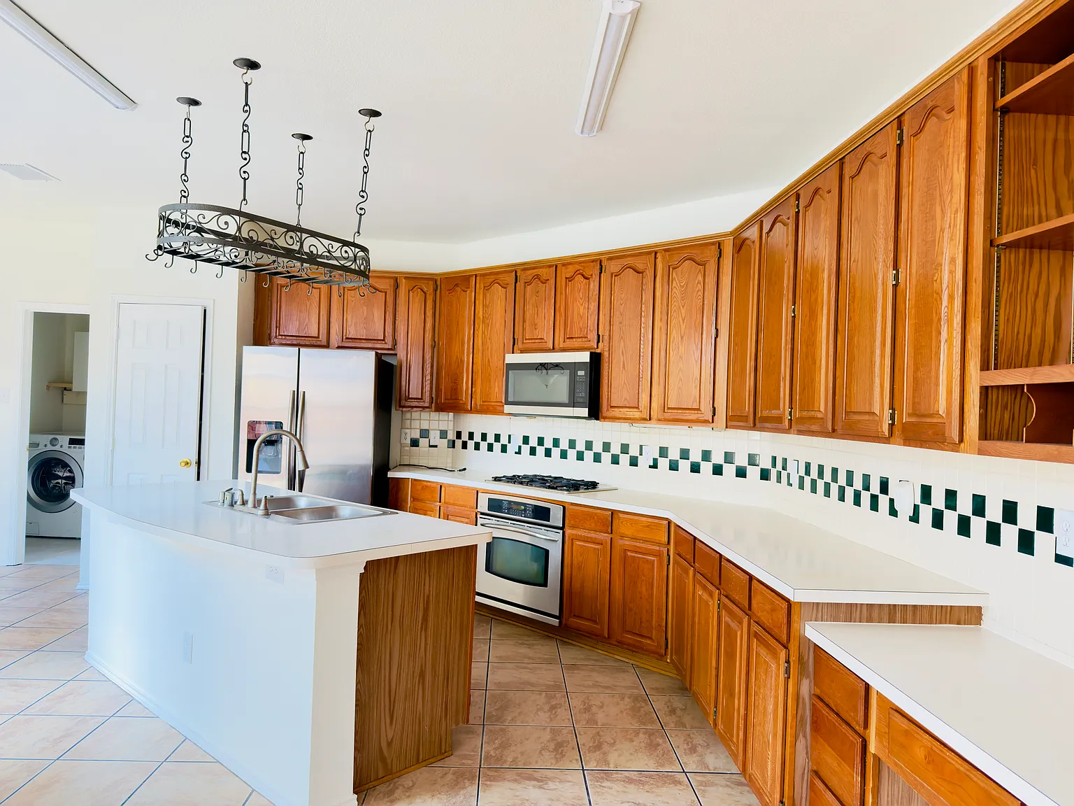 4 bed, 2804 sqft, $3,200 — Photo 3
