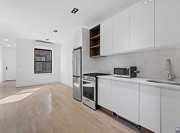 5th image of 32 Magnolia Ave #203