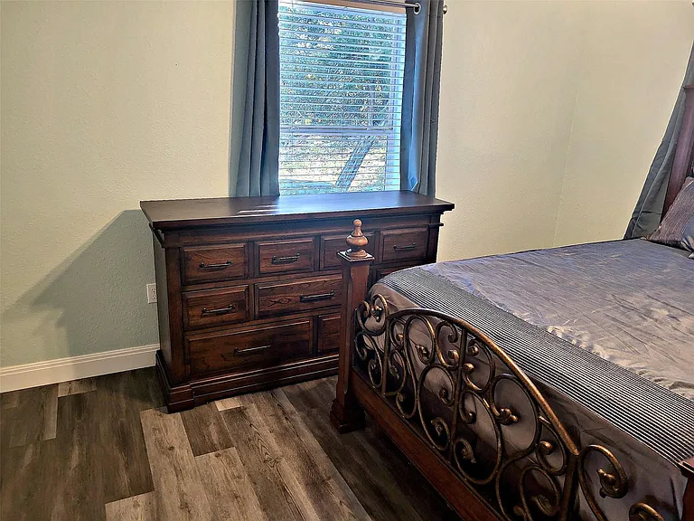 1526 Lakeside Dr W — Photo 13