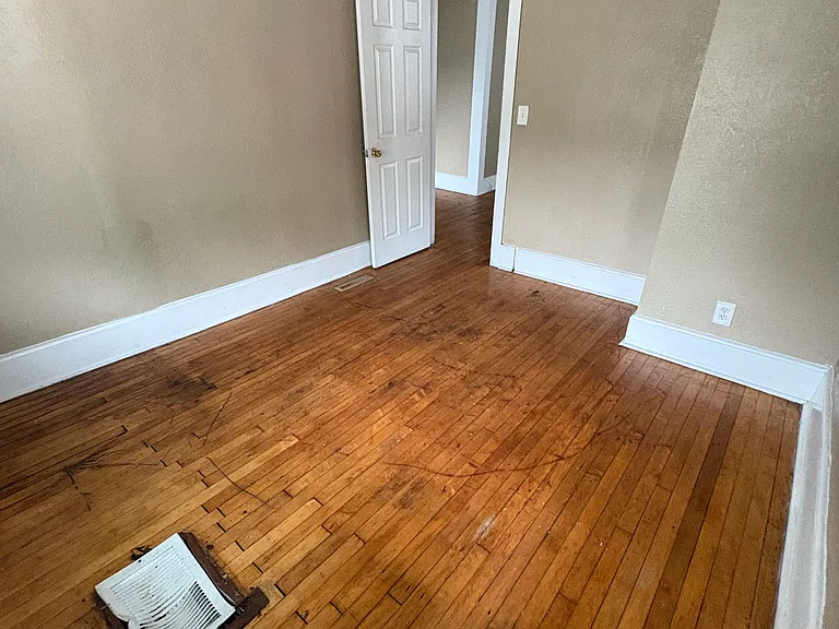 1600 S Muskego Ave — Photo 2