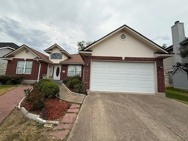 4 bed, 2.0 bath, 2143 sqft, $2,450 — Photo 2