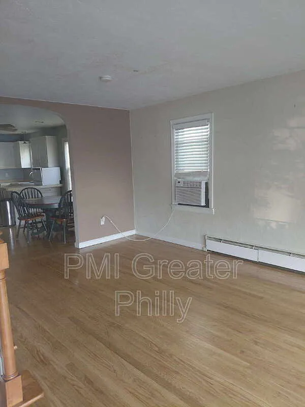 3 bed, 1.5 bath, 1230 sqft, $2,000 — Photo 2