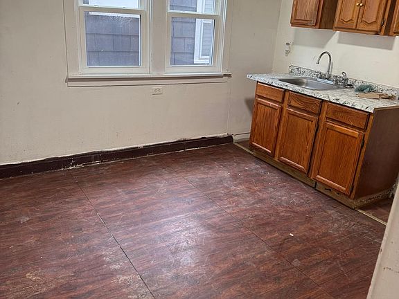 5th image of 126 Marigold Ave Floor 1