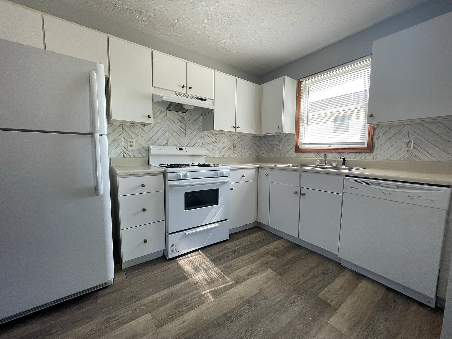 Stone Dr. 350 — Photo 3
