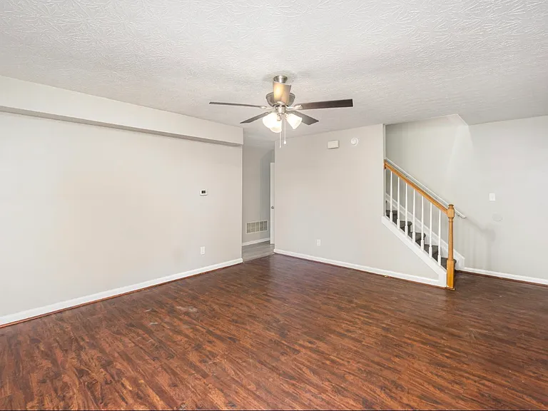 306 Alex Ln — Photo 4