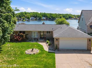 8080 Pine Ranch Dr, Brighton, MI 48114