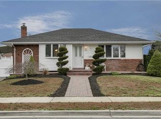 9 Pope St, Levittown, NY 11756
