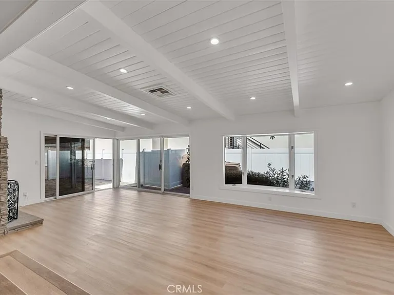 11528 Balboa Blvd — Photo 11