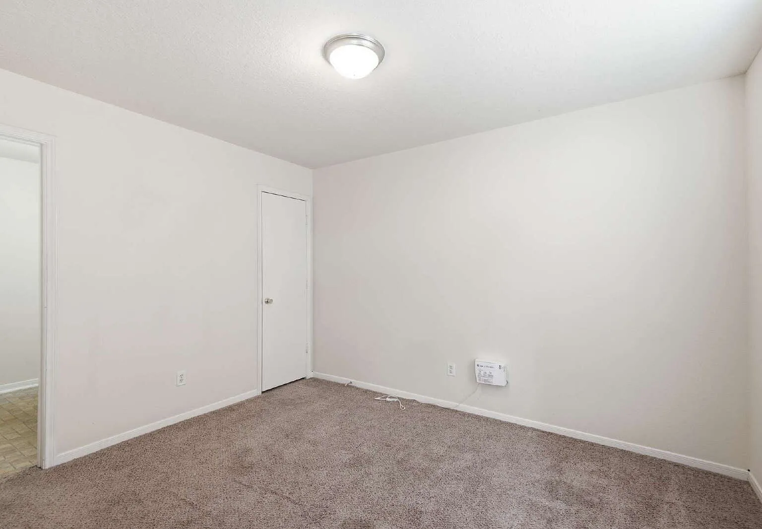 4 bed, 2.5 bath, 2700 sqft, $1,950 — Photo 4