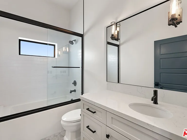 1253 S Plymouth Blvd — Photo 9
