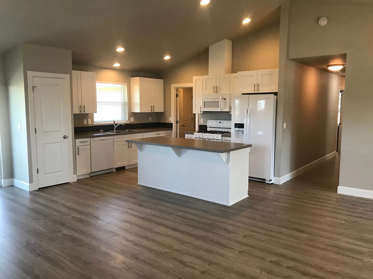 Newer Construction Single Level Home in Redmond — Photo 3