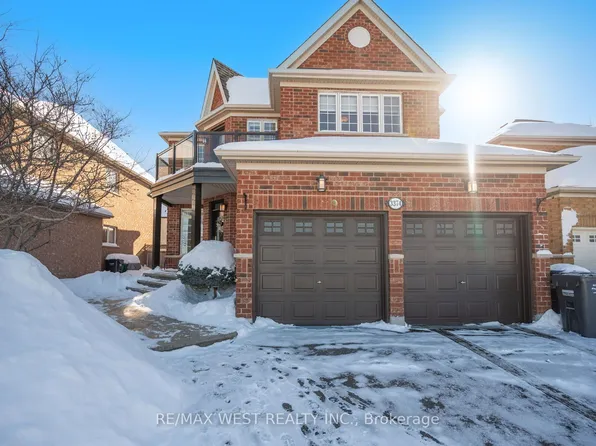 3374 Artesian Dr, Mississauga, ON L5M 7J9