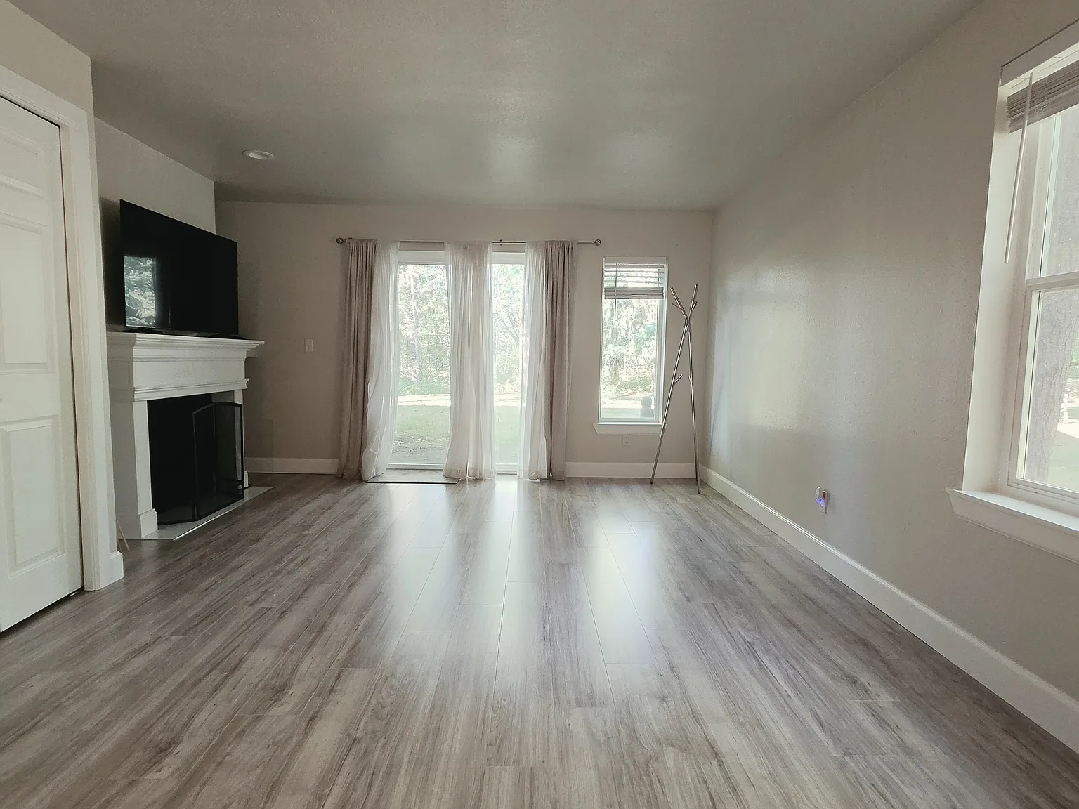 3 bed, 2.5 bath, 1127 sqft, $2,800 — Photo 2
