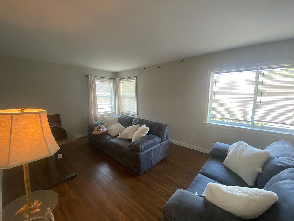 Wonderful corner unit with replace windows great lighting. Security cameras.