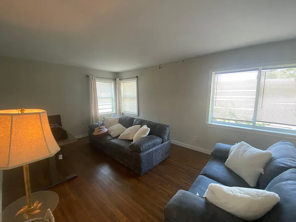 Wonderful corner unit with replace windows great lighting. Security cameras.