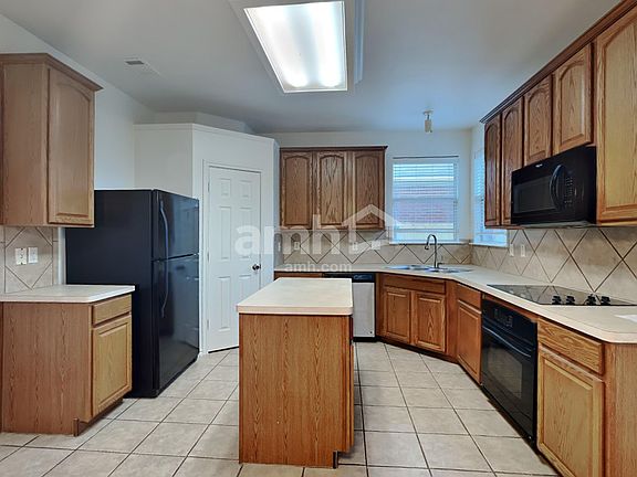 3rd image of 4825 Summer Oaks Ln