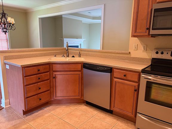 4th image of 261 Clairmont Dr