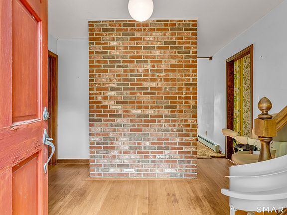4th image of 35 Oakridge Drive
