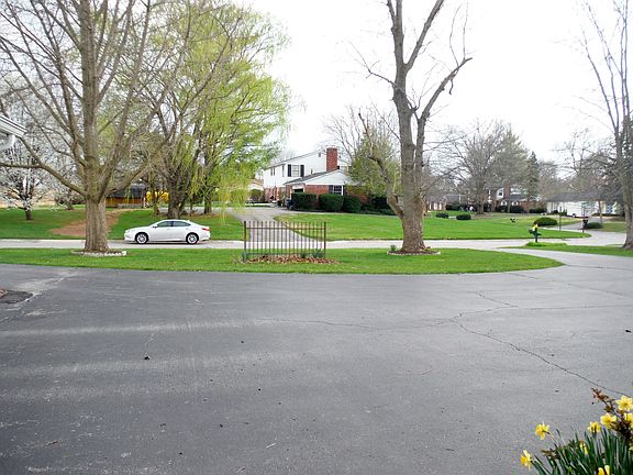 2nd image of 2702 Knollwood Dr