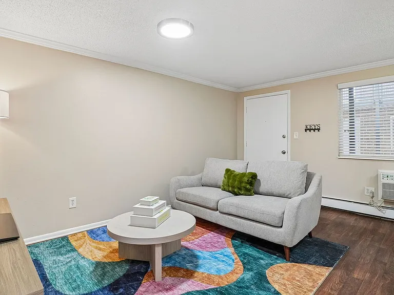 Lorinda Apartments — Photo 11