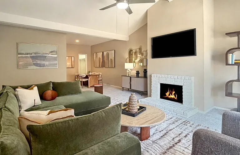 Woodlake Oaks Apartments — Photo 8