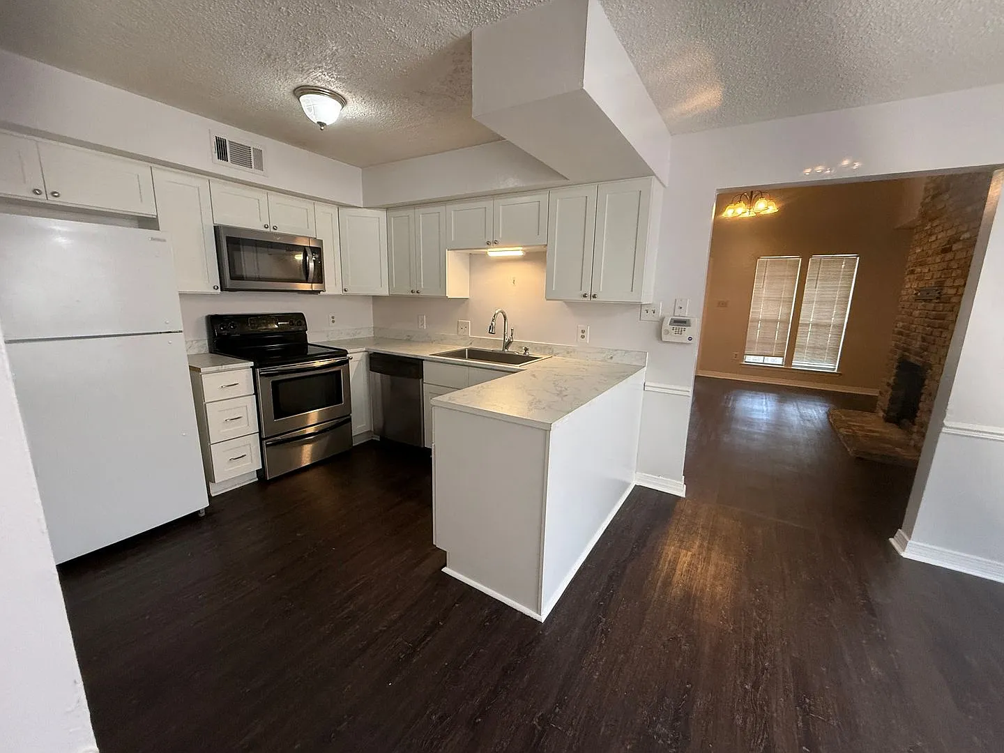 Three Bedroom Townhome off O'Neal Ready to Move-In — Photo 2