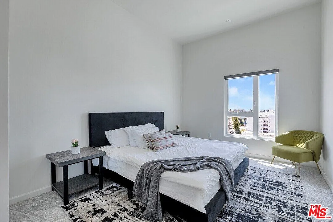 Studio, 1.0 bath, 335 sqft, $1,800 — Photo 3