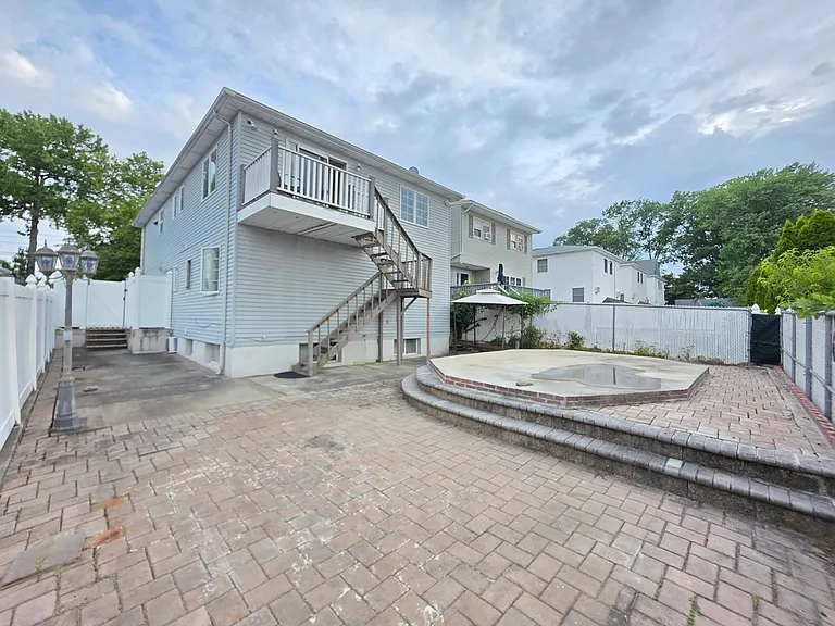11 Rochelle Pl — Photo 13
