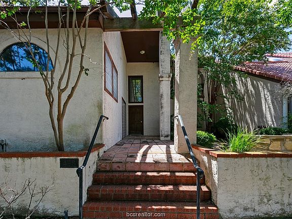 2nd image of 423 Chimney Hill Dr
