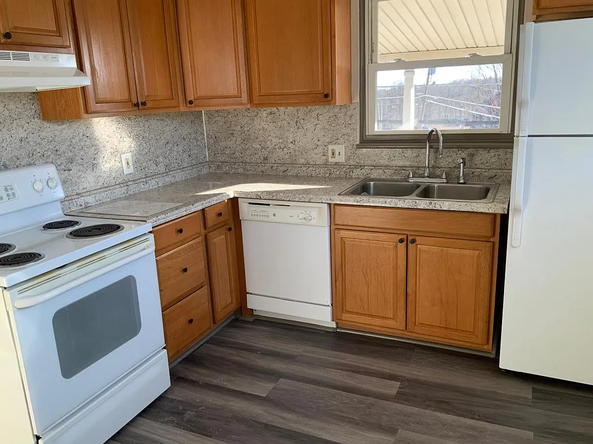 3 bed, 1.0 bath, 1350 sqft, $1,950 — Photo 4