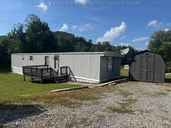 325 Circle Dr, Nitro, WV 25143