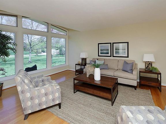 5th image of 2 Ladue Estates Dr