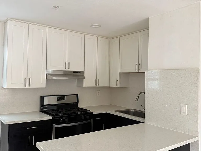 950 Bishop Apartments — Photo 3
