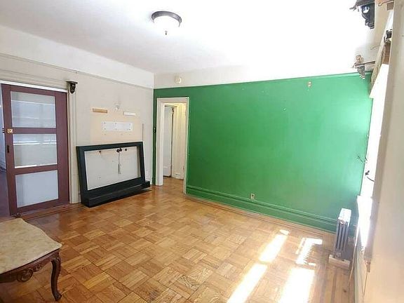 3rd image of 902 44th St #12