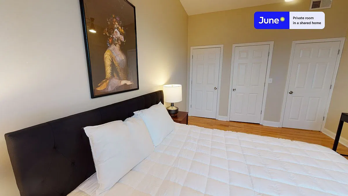 Queen bedroom in 4 bed/1 bath home in Allston #442 D — Photo 3