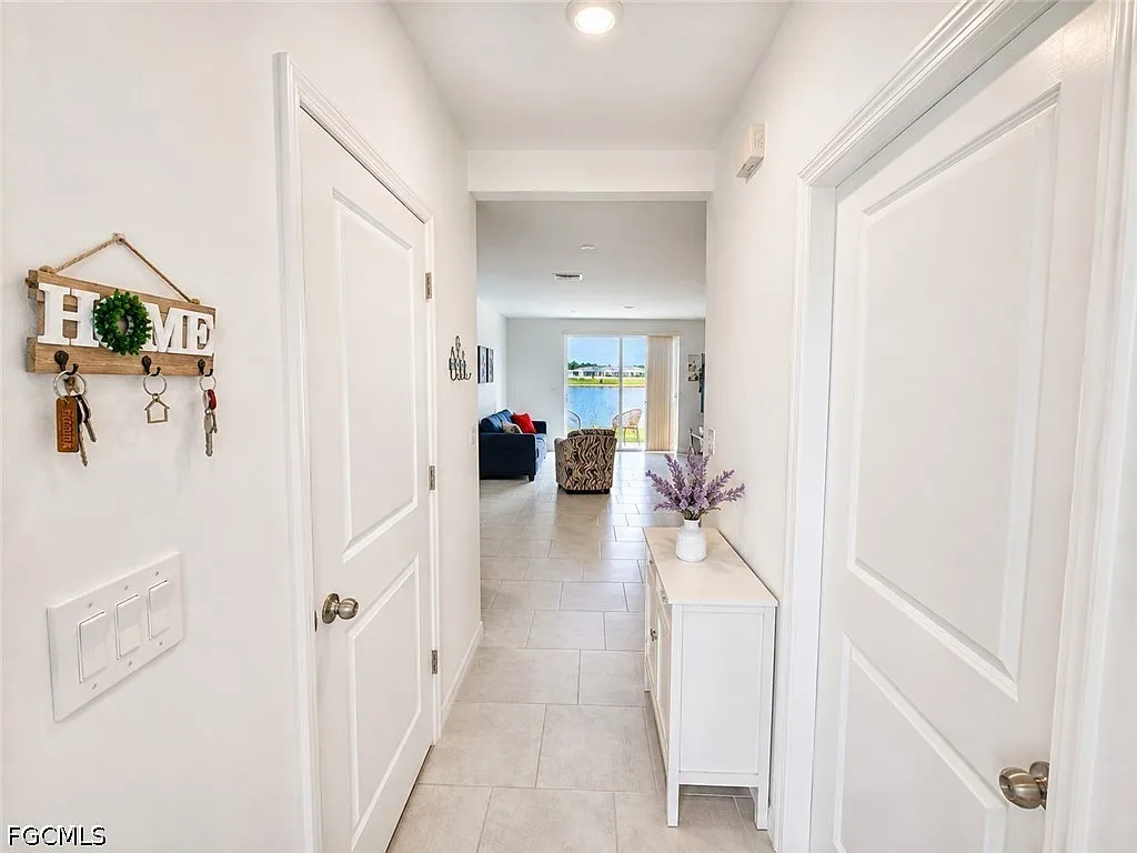 3 bed, 2.5 bath, 1378 sqft, $1,800 — Photo 2