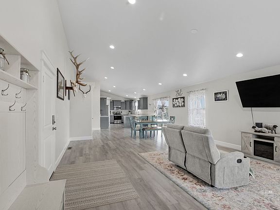 3rd image of 873 Lovelock St