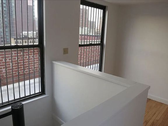 3rd image of 178 Norfolk St APT 16