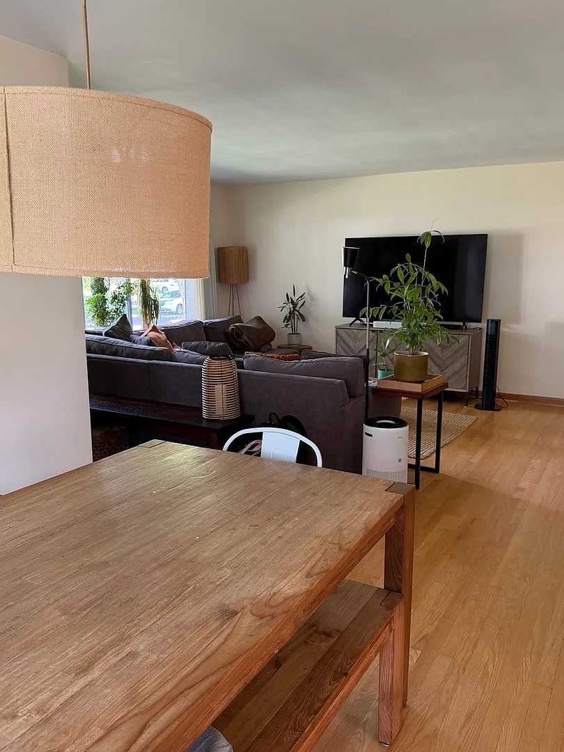 3 bed, 1.5 bath, 1334 sqft, $3,200 — Photo 3