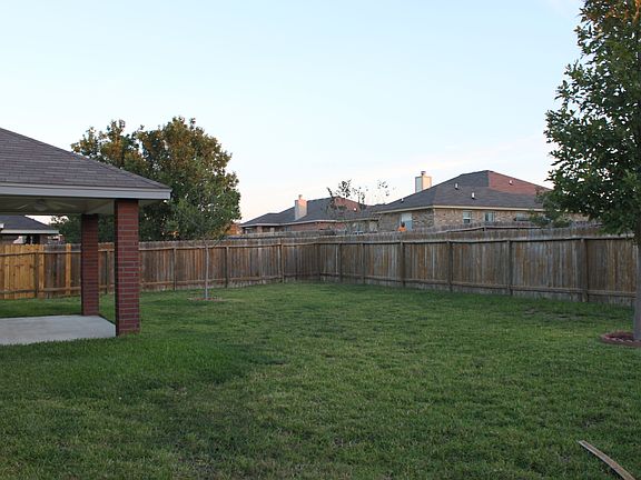 covered patio with fan