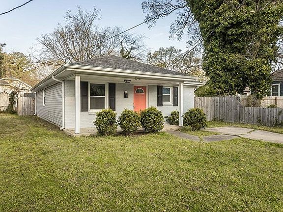 3rd image of 2931 Peronne Ave
