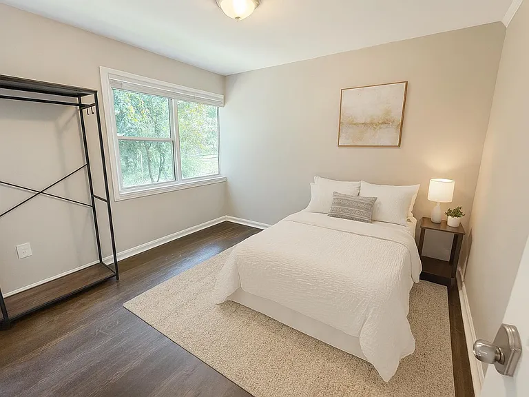 Maxwell Dr SW — Photo 1
