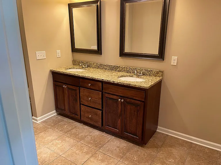 204 Williamsburg Cir — Photo 5