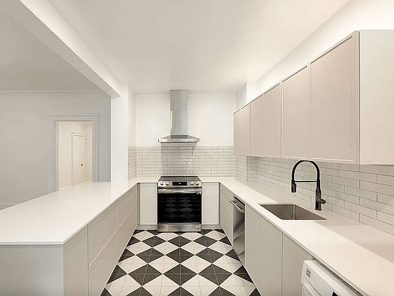 3rd image of 59 Grand St #5