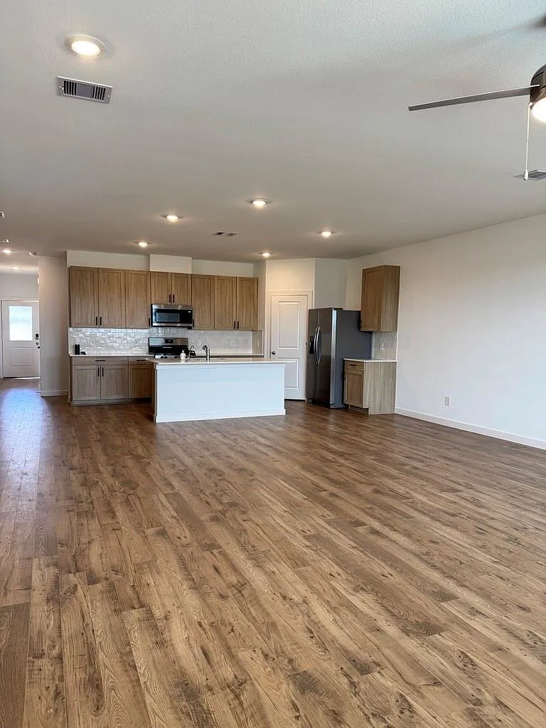 4 bed, 2.5 bath, 2275 sqft, $2,400 — Photo 4