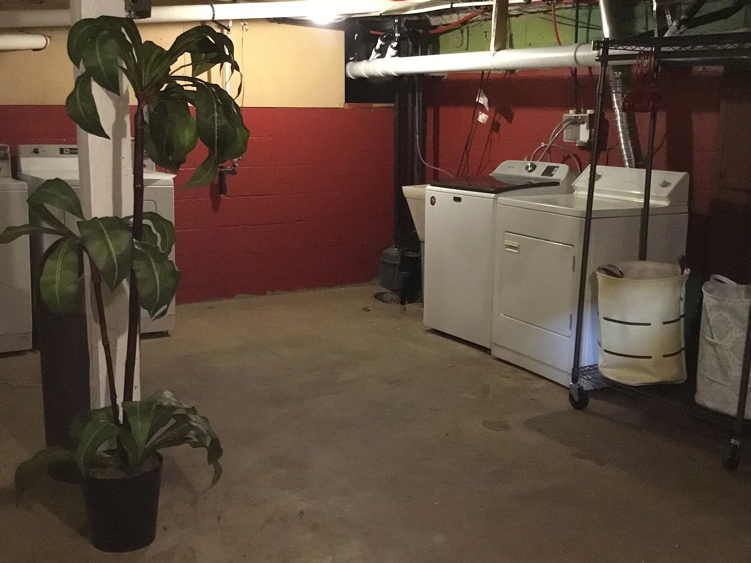All Utilities Included Unfurnished 3 bedroom, 1 bath triplex located in Kellogg, Idaho. — Photo 2