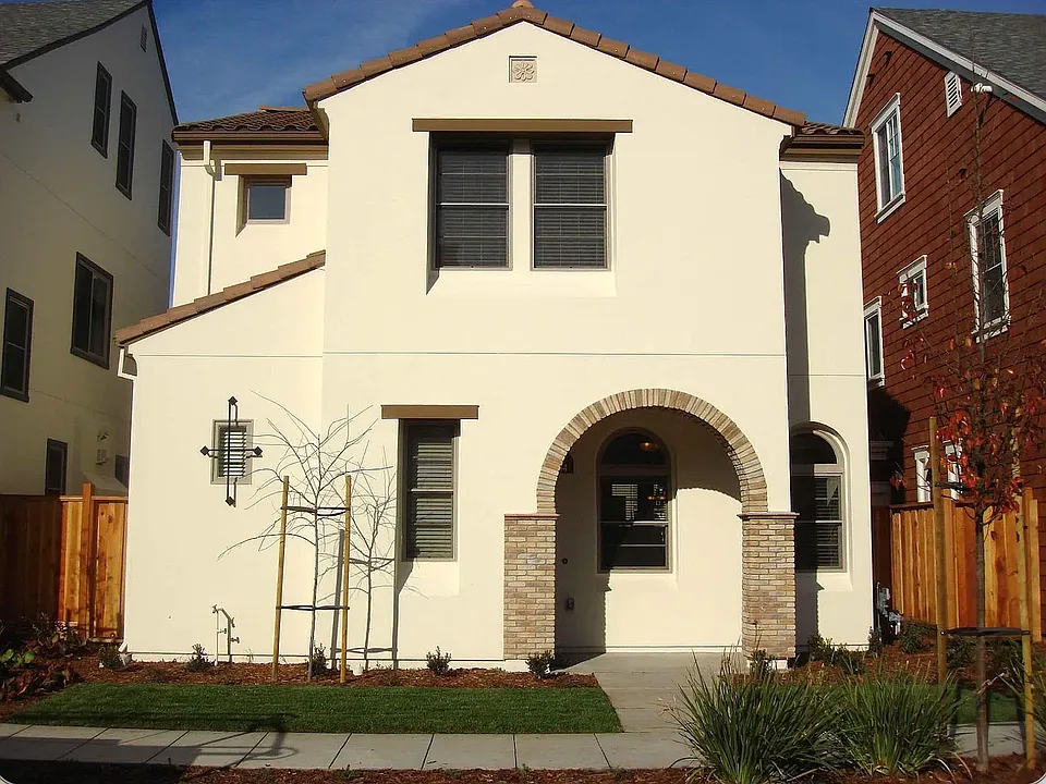 944 Valencia Ave