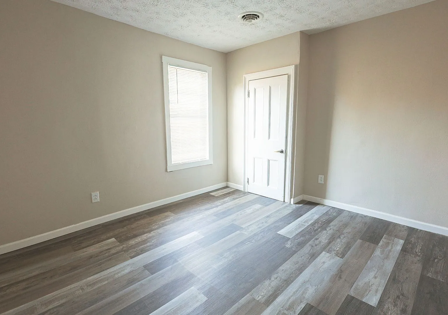1019 S 8th ST — Photo 3